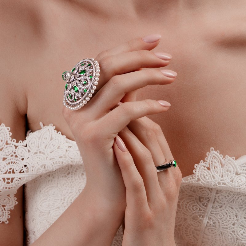 Dancing Doll Ring in White Gold with White Diamonds, Emeralds and Pearls DDR5.04.14.22 Sybarite Jewellery - image 6